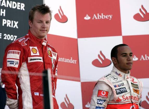Kimi Räikkönen (Finnland Ferrari, li.) und Lewis Hamilton (England McLaren Mercedes) während der Siegerehrung beim GP von England 2007 Motorsport Grand Prix Herren Großer Preis von England 2007, Formel 1 Weltmeisterschaft, F1, F, GP, WM Gruppe Silverstone Motorsport Grand Prix Herren Großer Preis von England 2007, Formel 1 Weltmeisterschaft, F1, F, GP, WM Gruppe Silverstone