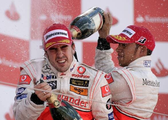 Lewis Hamilton (England, re.) verpasst Fernando Alonso (Spanien beide McLaren Mercedes) eine Sektdusche Motorsport Grand Prix Herren Großer Preis von England 2007, Formel 1 Weltmeisterschaft, F1, F, GP, WM Gruppe Silverstone Freude, Motorsport Grand Prix Herren Großer Preis von England 2007, Formel 1 Weltmeisterschaft, F1, F, GP, WM Gruppe Silverstone Freude,
