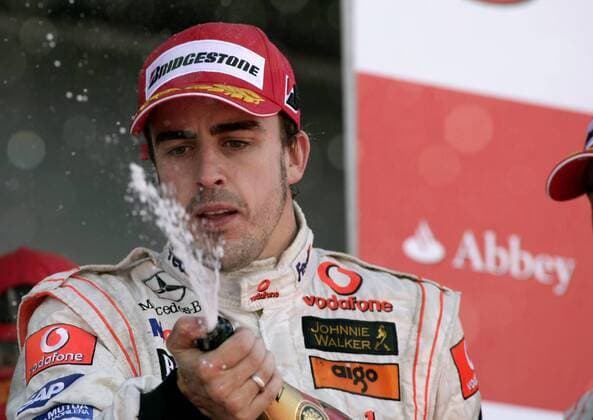 Fernando Alonso (Spanien McLaren Mercedes) bei der obligatorischen Sektdusche Motorsport Grand Prix Herren Großer Preis von England 2007, Formel 1 Weltmeisterschaft, F1, F, GP, WM Einzelbild Silverstone Motorsport Grand Prix Herren Großer Preis von England 2007, Formel 1 Weltmeisterschaft, F1, F, GP, WM Einzelbild Silverstone