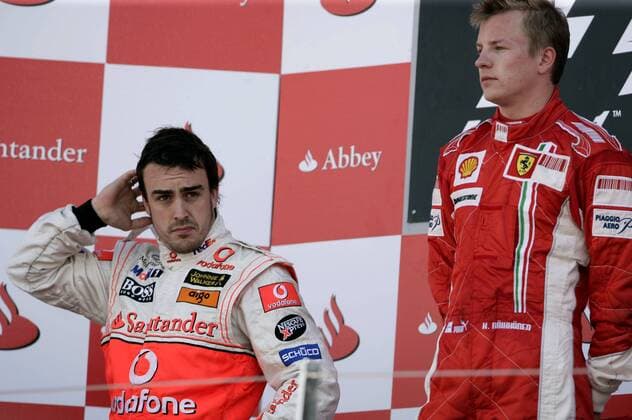 Fernando Alonso (Spanien McLaren Mercedes, li.) sichtlich nachdenklich während der Siegerehrung beim GP von England 2007, daneben Sieger Kimi Räikkönen (Finnland Ferrari) Motorsport Grand Prix Herren Großer Preis von England 2007, Formel 1 Weltmeisterschaft, F1, F, GP, WM Gruppe Silverstone Motorsport Grand Prix Herren Großer Preis von England 2007, Formel 1 Weltmeisterschaft, F1, F, GP, WM Gruppe Silverstone