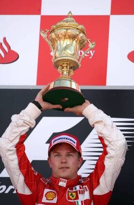 Sieger Kimi Räikkönen (Finnland Ferrari) präsentiert die Trophäe für den Erfolg beim GP von England 2007 Motorsport Grand Prix Herren Großer Preis von England 2007, Formel 1 Weltmeisterschaft, F1, F, GP, WM, Einzelbild Silverstone Freude, Motorsport Grand Prix Herren Großer Preis von England 2007, Formel 1 Weltmeisterschaft, F1, F, GP, WM, Einzelbild Silverstone Freude,