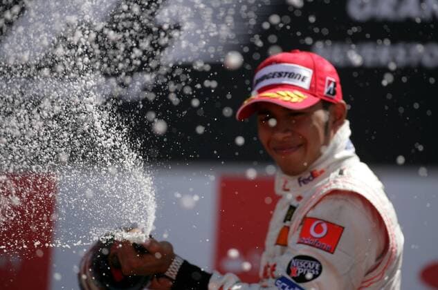 Lewis Hamilton (England McLaren Mercedes) zelebriert seinen 3. Platz beim GP von England 2007 mit einer Champagnerdusche Motorsport Grand Prix Herren Großer Preis von England 2007, Formel 1 Weltmeisterschaft, F1, F, GP, WM, Einzelbild Silverstone Freude, Motorsport Grand Prix Herren Großer Preis von England 2007, Formel 1 Weltmeisterschaft, F1, F, GP, WM, Einzelbild Silverstone Freude,
