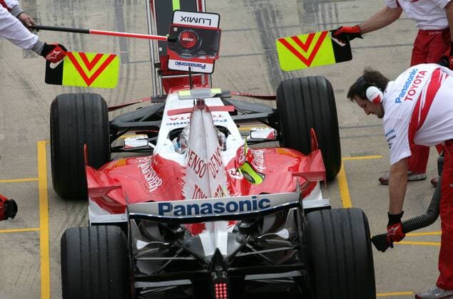 Jarno Trulli (Italien Toyota) - Boxenstopp Motorsport Grand Prix Herren Großer Preis von England 2007, Formel 1 Weltmeisterschaft, F1, F, GP, WM, Einzelbild Silverstone Motorsport Grand Prix Herren Großer Preis von England 2007, Formel 1 Weltmeisterschaft, F1, F, GP, WM, Einzelbild Silverstone