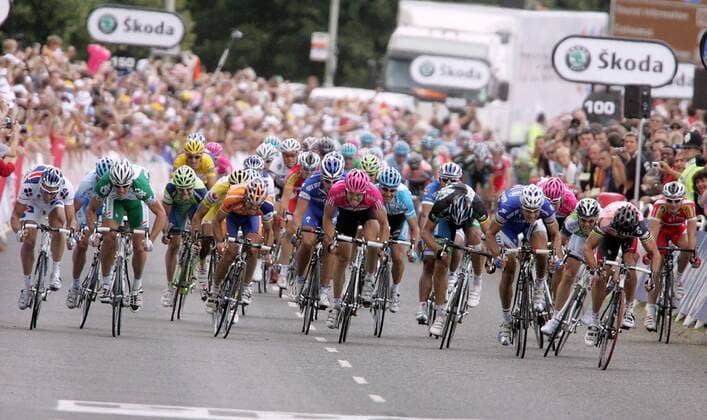 Massensprint auf der 1. Etappe der Tour de France 2007 mit Robbie McEwen (Australien Predictor Lotto) und Thor Hushovd (Norwegen Credit Agricole, 2. v.re.) Radsport Herren Tour de France 2007, ProTour, Straßenradsport, Straße, Rad Totale 1. Etappe: London - Canterbury Dynamik, Radsport Herren Tour de France 2007, ProTour, Straßenradsport, Straße, Rad Totale 1. Etappe: London - Canterbury Dynamik,