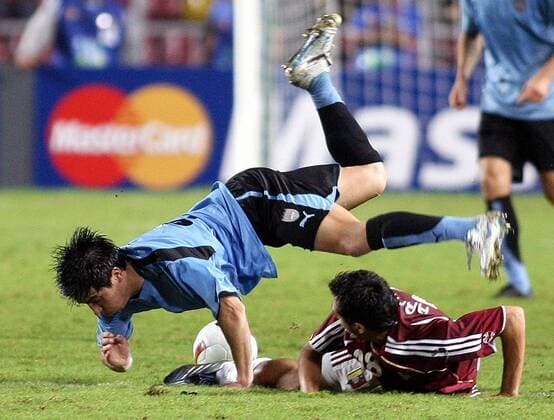 Jorge Fucile (Uruguay, li.) gegen Juan Fernando Arango (Venezuela) -  Fußball Länderspiel Herren Copa America 2007, Amerika, Südamerika Südamerikameisterschaft Meisterschaft Venezuela - Uruguay 1:4 Gruppe San Cristobal Dynamik, Kampf, Fußball Länderspiel Herren Copa America 2007, Amerika, Südamerika Südamerikameisterschaft Meisterschaft Venezuela - Uruguay 1:4 Gruppe San Cristobal Dynamik, Kampf,