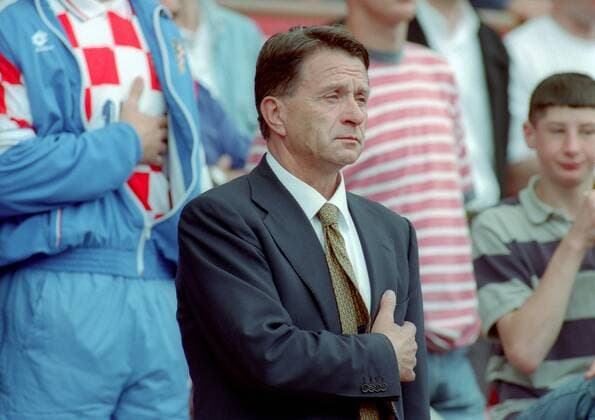 Nationaltrainer Miroslav Blazevic (Kroatien) - Nationalhymne Fußball Länderspiel Herren EM 1996, Nationalmannschaft, Viertelfinale, Vneg Einzelbild Manchester Fußball Länderspiel Herren EM 1996, Nationalmannschaft, Viertelfinale, Vneg Einzelbild Manchester