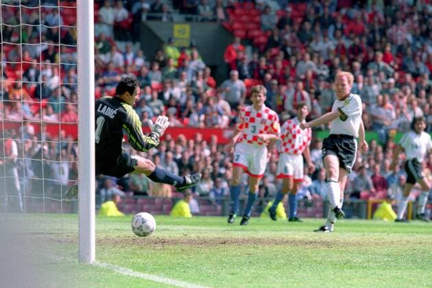 Matthias Sammer (Deutschland, re.) erzielt gegen Torwart Drazen Ladic (Kroatien) das 2:1 Fußball Länderspiel Herren EM 1996, Nationalmannschaft, Nationaltrikot Viertelfinale, Deutschland - Kroatien 2:1, Vneg Totale Manchester Dynamik, Fußball Länderspiel Herren EM 1996, Nationalmannschaft, Nationaltrikot Viertelfinale, Deutschland - Kroatien 2:1, Vneg Totale Manchester Dynamik,
