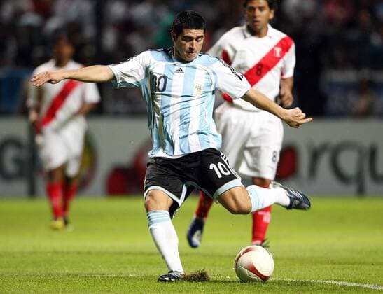 Juan Roman Riquelme (Argentinien) am Ball Fußball Länderspiel Herren Copa America 2007, Amerika, Südamerika Meisterschaft Südamerikameisterschaft, Argentinien - Peru 4:0 Einzelbild Barquisimeto Dynamik, Fußball Länderspiel Herren Copa America 2007, Amerika, Südamerika Meisterschaft Südamerikameisterschaft, Argentinien - Peru 4:0 Einzelbild Barquisimeto Dynamik,