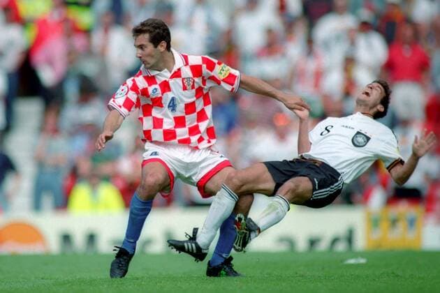Igor Stimac (Kroatien, li.) bringt Mehmet Scholl (Deutschland) zu Fall Fußball Länderspiel Herren EM 1996, Nationalmannschaft, Nationaltrikot Viertelfinale, Deutschland - Kroatien 2:1, Vneg Gruppe Manchester Dynamik, Kampf, Fußball Länderspiel Herren EM 1996, Nationalmannschaft, Nationaltrikot Viertelfinale, Deutschland - Kroatien 2:1, Vneg Gruppe Manchester Dynamik, Kampf,
