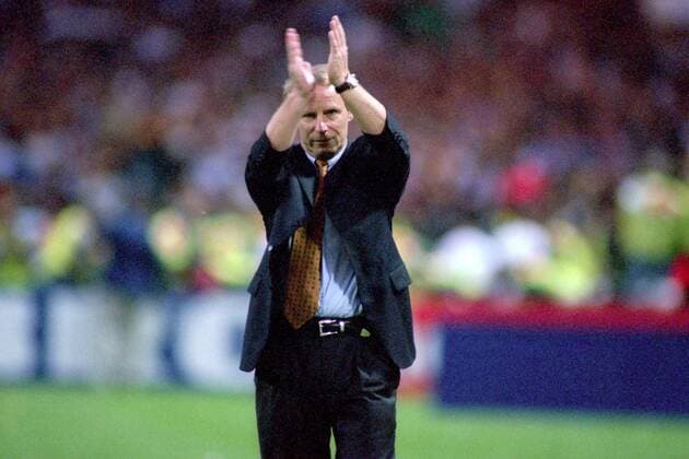Bundestrainer Berti Vogts (Deutschland) applaudiert den Anhängern Fußball Länderspiel Herren EM 1996, Nationalmannschaft, Finale, Endspiel Einzelbild London Fußball Länderspiel Herren EM 1996, Nationalmannschaft, Finale, Endspiel Einzelbild London