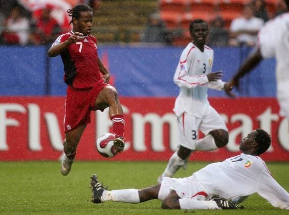 Jaime Peters (Kanada U 20, li.) gegen Murhyen Mereck (Kongo U 20) Fußball WM Herren U20 WM 2007, U 20, Junioren, Nationalmannschaft, Nationaltrikot, Gruppe A, Kanada - Kongo 0:2 Gruppe Edmonton Dynamik, Fußball WM Herren U20 WM 2007, U 20, Junioren, Nationalmannschaft, Nationaltrikot, Gruppe A, Kanada - Kongo 0:2 Gruppe Edmonton Dynamik,