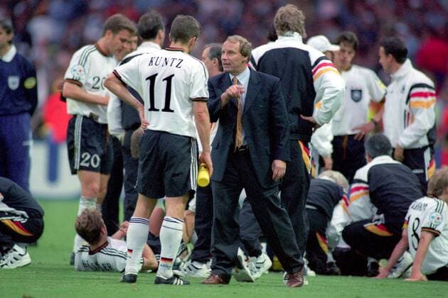 Bundestrainer Berti Vogts gibt Stefan Kuntz (beide Deutschland) in der Pause vor der Verlängerung Anweisungen Fußball Länderspiel Herren EM 1996, Nationalmannschaft, Nationaltrikot, Finale, Endspiel Gruppe London Fußball Länderspiel Herren EM 1996, Nationalmannschaft, Nationaltrikot, Finale, Endspiel Gruppe London