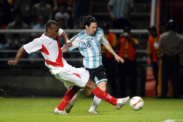 Lionel Messi (Argentinien, re.) gegen Miguel Angel Villalta (Peru) Fußball Länderspiel Herren Copa America 2007, Amerika Südamerika Meisterschaft Südamerikameisterschaft, Argentinien - Peru 4:0 Gruppe Barquisimeto Dynamik, Fußball Länderspiel Herren Copa America 2007, Amerika Südamerika Meisterschaft Südamerikameisterschaft, Argentinien - Peru 4:0 Gruppe Barquisimeto Dynamik,