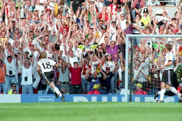 Jürgen Klinsmann (Deutschland, li.) - Torjubel vor den begeisterten Fans Fußball Länderspiel Herren EM 1996 Nationalmannschaft, Nationaltrikot, Gruppe 3 Vneg Totale Manchester Freude, Begeisterung, Fußball Länderspiel Herren EM 1996 Nationalmannschaft, Nationaltrikot, Gruppe 3 Vneg Totale Manchester Freude, Begeisterung,