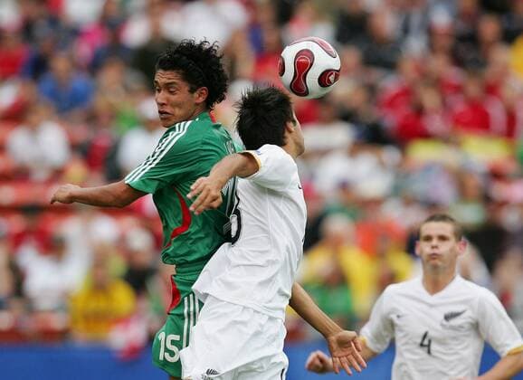 Juan Carlos Silva (Mexiko U20, li.) gegen Rod Brown (Neuseeland U20) Fußball WM Herren U20 WM 2007, U 20, Junioren, Gruppe C, Nationalmannschaft, Nationaltrikot, Neuseeland - Mexiko 1:2 Gruppe Edmonton Dynamik, Fußball WM Herren U20 WM 2007, U 20, Junioren, Gruppe C, Nationalmannschaft, Nationaltrikot, Neuseeland - Mexiko 1:2 Gruppe Edmonton Dynamik,