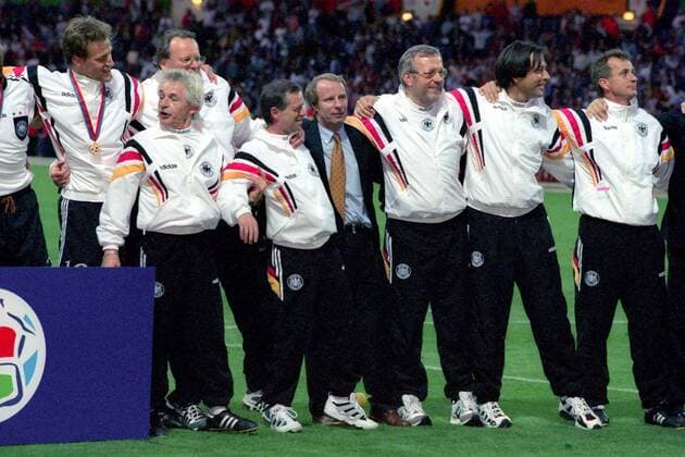 Fußball, EM Finale 1996 in London, Deutschland - Tschechien 2:1 n.V. Schlußjubel Europameister Deutschland, v.re.: Co Trainer Rainer Bonhof, Mannschaftsarzt Dr. Hans Wilhelm Müller Wohlfahrt, Physiotherapeut Hans Jürgen Montag, Bundestrainer Berti Vogts, x, Mannschaftsarzt Wilfried Kindermann (hi.), Masseur Adolf ... Fußball Länderspiel Herren EM 1996, Nationalmannschaft, Finale, Endspiel, Siegerfoto, Umarmung, Assistent, Assistenztrainer Gruppe London Glück, Harmonie, Freude, Fußball Länderspiel Herren EM 1996, Nationalmannschaft, Finale, Endspiel, Siegerfoto, Umarmung, Assistent, Assistenztrainer Gruppe London Glück, Harmonie, Freude,