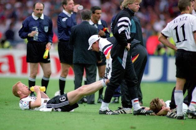 Fußball, EM Finale 1996 in London, Deutschland - Tschechien 2:1 n.V. Matthias Sammer (li.) läßt sich von Steffen Freund (Mitte) in der Pause vor der Verlängerung die Beine lockern, daneben Ersatztorwart Oliver Kahn (alle Deutschland) Fußball Länderspiel Herren EM 1996, Nationalmannschaft, Nationaltrikot, Finale, Endspiel Gruppe London Harmonie, Erschöpfung, Fußball Länderspiel Herren EM 1996, Nationalmannschaft, Nationaltrikot, Finale, Endspiel Gruppe London Harmonie, Erschöpfung,