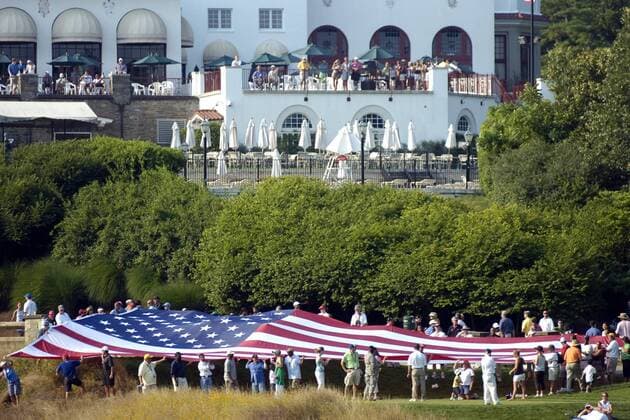 Zuschauer breiten eine riesige US amerikanische Fahne vor dem Clubhaus des Congressional Country Clubs in Bethesda aus -  (WAG2007070807) Golf Herren AT&T National 2007, AT & T, PGA Tour Totale Bethesda Golf Herren AT&T National 2007, AT & T, PGA Tour Totale Bethesda