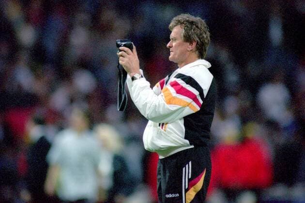 Fußball, EM Finale 1996 in London, Deutschland - Tschechien 2:1 n.V. Torwarttrainer Sepp Maier (Deutschland) macht einen Schnappschuß Fußball Länderspiel Herren EM 1996, Nationalmannschaft, Finale, Endspiel Einzelbild London Fußball Länderspiel Herren EM 1996, Nationalmannschaft, Finale, Endspiel Einzelbild London