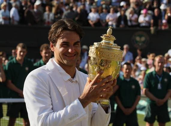 Roger Federer (Schweiz) präsentiert den Pokal für seinen Sieg bei den All England Championships 2007 Tennis Herren All England Championships 2007, Grand Slam, ATP Tour, Finale, Endspiel Einzelbild Wimbledon London, Jubel, Siegesjubel Freude, Tennis Herren All England Championships 2007, Grand Slam, ATP Tour, Finale, Endspiel Einzelbild Wimbledon London, Jubel, Siegesjubel Freude,