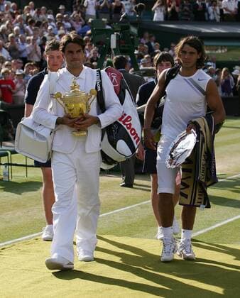 Roger Federer (Schweiz, li.), Sieger der All England Championships 2007 und der Zweitplatzierte Rafael Nadal (Spanien) Tennis Herren All England Championships 2007, Grand Slam, ATP Tour, Finale, Endspiel Gruppe Wimbledon London Tennis Herren All England Championships 2007, Grand Slam, ATP Tour, Finale, Endspiel Gruppe Wimbledon London
