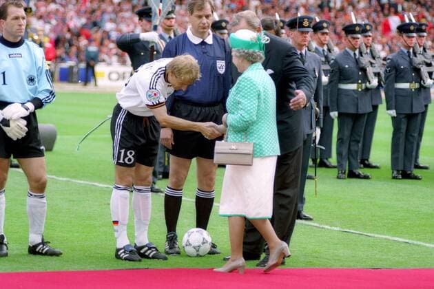 Jürgen Klinsmann (Deutschland, 2.v.li.) wird Queen Elizabeth II. (Großbritannien, Mitte) vorgestellt, daneben Torwart Andreas Köpke (Deutschland, li.) und FIFA Schiedsrichter Pierluigi Pairetto (Italien) Fußball Länderspiel Herren EM 1996, Nationalmannschaft, Nationaltrikot, Finale, Endspiel Gruppe London Unterwerfung, Fußball Länderspiel Herren EM 1996, Nationalmannschaft, Nationaltrikot, Finale, Endspiel Gruppe London Unterwerfung,