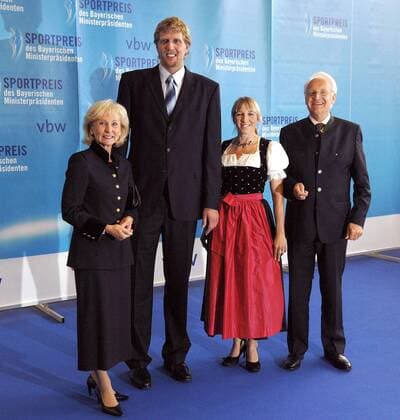 Anni Friesinger (2.v.re.) und Dirk Nowitzki (2.v.li.) gemeinsam mit Bayerns Ministerpräsident Edmund Stoiber (CSU) und dessen Gattin Karin (alle Deutschland) bei der Verleihung des Sportpreises des bayerischen Ministerpräsidenten 2007 Eisschnellauf Bayerischer Sportpreis 2007, Bayrischer, Preisverleihung, Ehrung, Auszeichnung, Sportlerehrung Gruppe Partnerin, Frau, Ehefrau, Schriftzug München, Landespolitiker, Schriftzug Freude, Eisschnellauf Bayerischer Sportpreis 2007, Bayrischer, Preisverleihung, Ehrung, Auszeichnung, Sportlerehrung Gruppe Partnerin, Frau, Ehefrau, Schriftzug München, Landespolitiker, Schriftzug Freude,