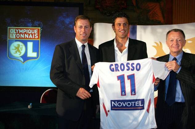 Präsident Jean Michel Aulas (re.) und Trainer Alain Perrin (li.) stellen Neuzugang Fabio Grosso (alle Lyon) während der Pressekonferenz samt Trikot mit der Rückennummer 11 vor -  (pan21126) Fußball Herren Ligue 1 2007 2008, 1. Französische Liga, Olympique Lyonnais, OL, Vdig Gruppe Lyon Fußball Herren Ligue 1 2007 2008, 1. Französische Liga, Olympique Lyonnais, OL, Vdig Gruppe Lyon  