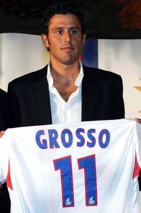 Neuzugang Fabio Grosso (Lyon) während der Pressekonferenz samt Trikot mit der Rückennummer 11 -  (pan21126) Fußball Herren Ligue 1 2007 2008, 1. Französische Liga, Olympique Lyonnais, OL, Vdig Einzelbild Lyon Fußball Herren Ligue 1 2007 2008, 1. Französische Liga, Olympique Lyonnais, OL, Vdig Einzelbild Lyon  