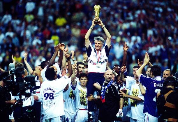 Weltmeister 1998 Frankreich - Nationaltrainer Aime Jacquet (Mitte) jubelt mit der Trophäe, Bixente Lizarazu (vorn 2.v.li.) und Torwart Fabien Barthez (vorn 3.v.li.) tragen ihn auf Schultern -  (2006061321134695) Fußball Länderspiel Herren WM 1998, Nationalmannschaft, Nationaltrikot, Finale, Endspiel Totale Paris, St. Denis, Saint Begeisterung, Freude, Fußball Länderspiel Herren WM 1998, Nationalmannschaft, Nationaltrikot, Finale, Endspiel Totale Paris, St. Denis, Saint Begeisterung, Freude,