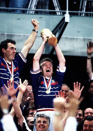 Siegerehrung Weltmeister Frankreich 1998 - Didier Deschamps (re.) jubelt mit der Trophäe, daneben Laurent Blanc - (200509301518492) Fußball Länderspiel Herren WM 1998, Nationalmannschaft, Nationaltrikot, Finale, Endspiel Gruppe Paris, St. Denis, Saint Freude, Begeisterung, Fußball Länderspiel Herren WM 1998, Nationalmannschaft, Nationaltrikot, Finale, Endspiel Gruppe Paris, St. Denis, Saint Freude, Begeisterung,