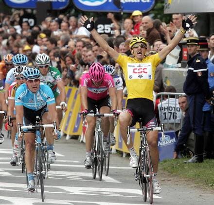 Fabian Cancellara (Schweiz CSC, re.) gewinnt die 3. Etappe der Tour de France 2007 vor Erik Zabel (Deutschland Milram) und behält somit das gelbe Trikot Radsport Herren Tour de France 2007, ProTour, Straßenradsport, Straße, Rad Gruppe 3. Etappe: Waregem - Compiegne Freude, Begeisterung Radsport Herren Tour de France 2007, ProTour, Straßenradsport, Straße, Rad Gruppe 3. Etappe: Waregem - Compiegne Freude, Begeisterung