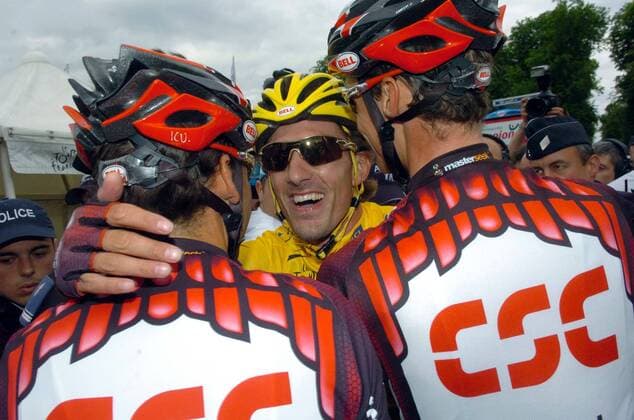 Fabian Cancellara (Schweiz CSC, Mitte) freut sich mit seinen Teamkollegen über den Gewinn der 3. Etappe der Tour de France 2007 - Radsport Herren Tour de France 2007, ProTour, Straßenradsport, Straße, Rad Gruppe 3. Etappe: Waregem - Compiegne Freude, Radsport Herren Tour de France 2007, ProTour, Straßenradsport, Straße, Rad Gruppe 3. Etappe: Waregem - Compiegne Freude,