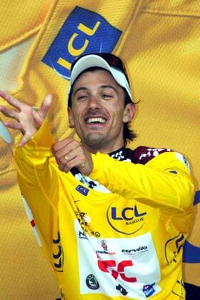 Fabian Cancellara (Schweiz CSC) gewinnt die 3. Etappe der Tour de France 2007 und darf sich erneut das gelbe Trikot des Gesamtführenden überstreifen - Radsport Herren Tour de France 2007, ProTour, Straßenradsport, Straße, Rad Einzelbild 3. Etappe: Waregem - Compiegne Freude, Radsport Herren Tour de France 2007, ProTour, Straßenradsport, Straße, Rad Einzelbild 3. Etappe: Waregem - Compiegne Freude,