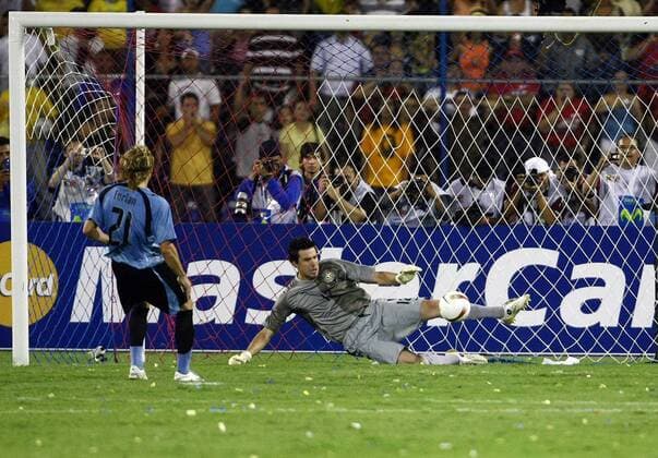 Torwart Doni (Brasilien) hält den Elfmeter von Diego Forlan (Uruguay) Fußball Länderspiel Herren Copa America 2007, Südamerika, Südamerikameisterschaft, Amerika, Meisterschaft, Halbfinale Totale Kamera Maracaibo Dynamik, Abwehr, Fußball Länderspiel Herren Copa America 2007, Südamerika, Südamerikameisterschaft, Amerika, Meisterschaft, Halbfinale Totale Kamera Maracaibo Dynamik, Abwehr,