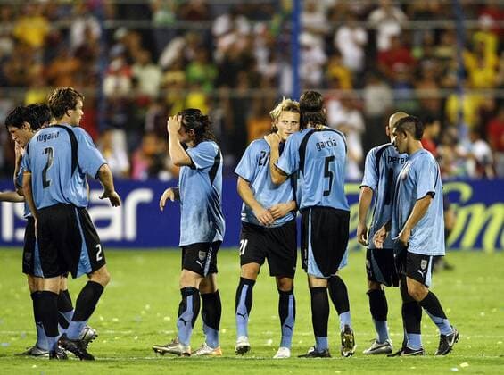 Diego Forlan (Uruguay, Mitte) umarmt enttäuscht seine Teamkollegen nach der Halbfinalniederlage bei der Copa America 2007 Fußball Länderspiel Herren Copa America 2007, Südamerika, Südamerikameisterschaft, Amerika, Meisterschaft, Halbfinale Gruppe Maracaibo Enttäuschung, Fußball Länderspiel Herren Copa America 2007, Südamerika, Südamerikameisterschaft, Amerika, Meisterschaft, Halbfinale Gruppe Maracaibo Enttäuschung,