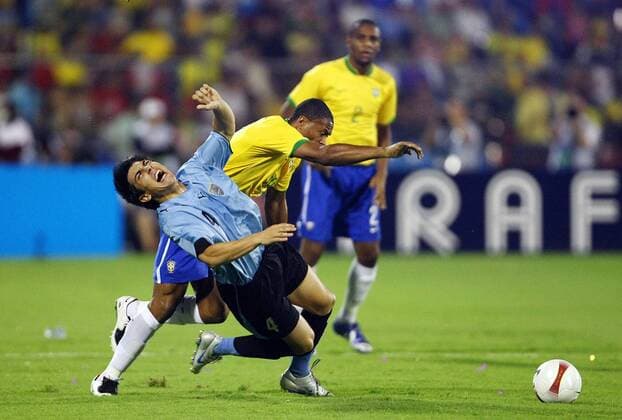 Jorge Fucile (Uruguay, vorn) kommt gegen Julio Cesar Baptista (Brasilien) zu Fall Fußball Länderspiel Herren Copa America 2007, Südamerika, Südamerikameisterschaft, Amerika, Meisterschaft, Halbfinale Gruppe Maracaibo Dynamik, Fußball Länderspiel Herren Copa America 2007, Südamerika, Südamerikameisterschaft, Amerika, Meisterschaft, Halbfinale Gruppe Maracaibo Dynamik,