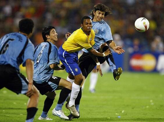 Pablo Garcia (re.) und Jorge Fucile (beide Uruguay) gegen Robinho (Brasilien) Fußball Länderspiel Herren Copa America 2007, Südamerika, Südamerikameisterschaft, Amerika, Meisterschaft, Halbfinale Gruppe Maracaibo Dynamik, Fußball Länderspiel Herren Copa America 2007, Südamerika, Südamerikameisterschaft, Amerika, Meisterschaft, Halbfinale Gruppe Maracaibo Dynamik,