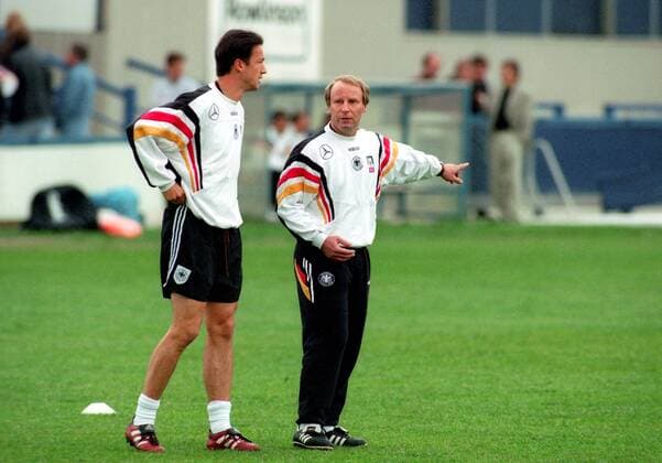 Bundestrainer Berti Vogts (re.) gibt Fredi Bobic (beide Deutschland) Anweisungen während des Training Fußball Herren EM 1996, Nationalmannschaft, Training, Vneg Gruppe Aufnahmedatum geschätzt Manchester Fußball Herren EM 1996, Nationalmannschaft, Training, Vneg Gruppe Aufnahmedatum geschätzt Manchester