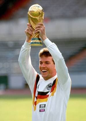 Lothar Matthäus (BR Deutschland) jubelt mit dem Weltmeisterpokal Fußball WM Herren Nationalmannschaft 1990, Nationaltrikot, Fotoshooting, BRD Einzelbild Glück, Freude, Begeisterung, Fußball WM Herren Nationalmannschaft 1990, Nationaltrikot, Fotoshooting, BRD Einzelbild Glück, Freude, Begeisterung,