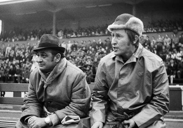 Fußball, Trainerhistorie, Kickers Offenbach Trainer Rudi Gutendorf (re.) und Präsident Horst Gregorio Canellas (beide Offenbach) auf der Bank Fußball 1. BL Herren Saison 1970 1971, Offenbacher Kickers, OFC Gruppe Oberhausen Fußball 1. BL Herren Saison 1970 1971, Offenbacher Kickers, OFC Gruppe Oberhausen