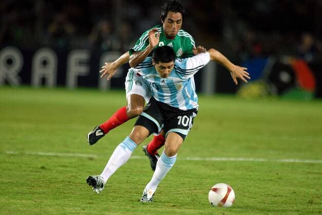 Juan Roman Riquelme (Argentinien, re.) gegen Jaime Correa (Mexiko) Fußball Länderspiel Herren Copa America 2007, Südamerikameisterschaft, Südamerika Meisterschaft, Amerika, Halbfinale Gruppe Puerto Ordaz Dynamik, Fußball Länderspiel Herren Copa America 2007, Südamerikameisterschaft, Südamerika Meisterschaft, Amerika, Halbfinale Gruppe Puerto Ordaz Dynamik,