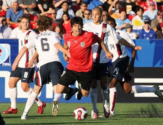 Luis Suarez (Uruguay U20, Mitte) hebt gegen Danny Szetela (re.) und Michael Bradley (beide USA U20) ab Fußball WM Herren U20 WM 2007, U 20, Junioren, Länderspiel, Achtelfinale, Nationalteam, Nationaltrikot Gruppe Toronto Dynamik, Kampf, Fußball WM Herren U20 WM 2007, U 20, Junioren, Länderspiel, Achtelfinale, Nationalteam, Nationaltrikot Gruppe Toronto Dynamik, Kampf,