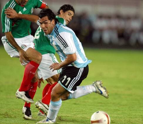 Carlos Tevez (Argentinien, li.) gegen Jose Johnny Magallon (Mexiko) Fußball Länderspiel Herren Copa America 2007, Südamerikameisterschaft, Südamerika Meisterschaft, Amerika, Halbfinale Gruppe Puerto Ordaz Dynamik, Fußball Länderspiel Herren Copa America 2007, Südamerikameisterschaft, Südamerika Meisterschaft, Amerika, Halbfinale Gruppe Puerto Ordaz Dynamik,