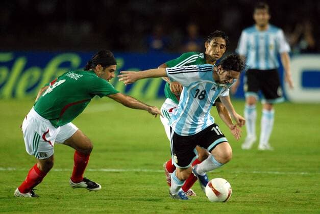Lionel Messi (Argentinien, re.) gegen Rafael Marquez (Mexiko, li.) Fußball Länderspiel Herren Copa America 2007, Südamerikameisterschaft, Südamerika Meisterschaft, Amerika, Halbfinale Gruppe Puerto Ordaz Dynamik, Fußball Länderspiel Herren Copa America 2007, Südamerikameisterschaft, Südamerika Meisterschaft, Amerika, Halbfinale Gruppe Puerto Ordaz Dynamik,