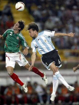 Gabriel Heinze (Argentinien, re.) gegen Jose Jonny Magallon (Mexiko) -  Fußball Länderspiel Herren Copa America 2007, Südamerikameisterschaft, Südamerika Meisterschaft, Amerika, Halbfinale Gruppe Puerto Ordaz Dynamik, Kampf, Fußball Länderspiel Herren Copa America 2007, Südamerikameisterschaft, Südamerika Meisterschaft, Amerika, Halbfinale Gruppe Puerto Ordaz Dynamik, Kampf,