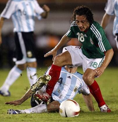Jose Andres Guardado (Mexiko, re.) gegen Javier Mascherano (Argentinien) -  Fußball Länderspiel Herren Copa America 2007, Südamerikameisterschaft, Südamerika Meisterschaft, Amerika, Halbfinale Gruppe Puerto Ordaz Dynamik, Fußball Länderspiel Herren Copa America 2007, Südamerikameisterschaft, Südamerika Meisterschaft, Amerika, Halbfinale Gruppe Puerto Ordaz Dynamik,