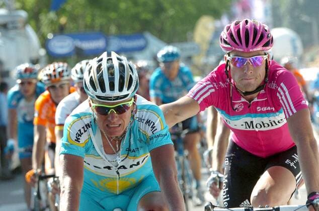 Alexandre Vinokourov (Kasachstan Astana, li.) wird von Bernhard Eisel (Österreich T Mobile) ins Ziel der 5. Etappe der Tour de France 2007 geschoben - Radsport Herren Tour de France 2007, ProTour, Straßenradsport, Straße, Rad Gruppe 5. Etappe: Chablis - Autun Erschöpfung, Radsport Herren Tour de France 2007, ProTour, Straßenradsport, Straße, Rad Gruppe 5. Etappe: Chablis - Autun Erschöpfung,