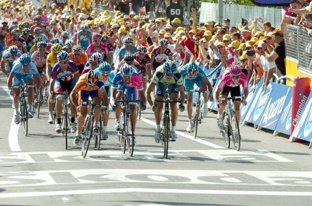 Massensprint ins Ziel der 5. Etappe der Tour de France 2007: Filippo Pozzato (Italien Liquigas, 2.v.re.) gewinnt vor Oscar Freire (Spanien Rabobank, li.) und Daniele Bennati (Italien Lampre Fondital) - Radsport Herren Tour de France 2007, ProTour, Straßenradsport, Straße, Rad Totale 5. Etappe: Chablis - Autun Dynamik, Radsport Herren Tour de France 2007, ProTour, Straßenradsport, Straße, Rad Totale 5. Etappe: Chablis - Autun Dynamik,