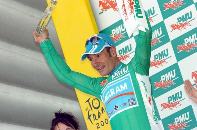 Erik Zabel (Deutschland Milram) darf sich nach der 5. Etappe der Tour de France 2007 das grüne Trikot des Sprintbesten überziehen - Radsport Herren Tour de France 2007, ProTour, Straßenradsport, Straße, Rad Einzelbild 5. Etappe: Chablis - Autun Freude, Radsport Herren Tour de France 2007, ProTour, Straßenradsport, Straße, Rad Einzelbild 5. Etappe: Chablis - Autun Freude,